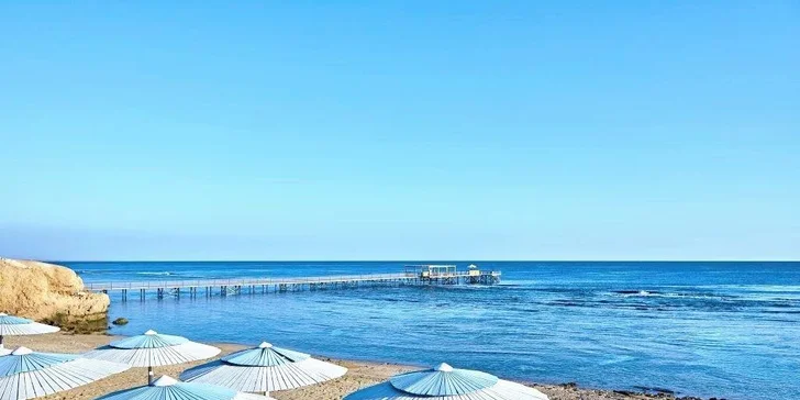 Písčitá pláž s menšími lagunami se nachází přímo u hotelu.