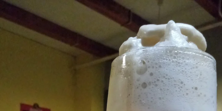 Dostaveníčko v Dostavníku: 2 piva ze široké nabídky nebo pivo a utopenec