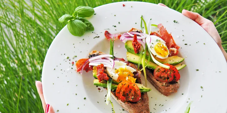 Menu u jezírka: tapas, řecký grilovaný sýr Halloumi s panenkou i dezert