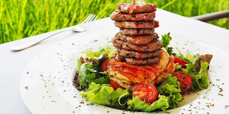 Menu u jezírka: tapas, řecký grilovaný sýr Halloumi s panenkou i dezert