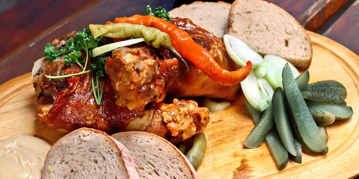 V přilehlé restauraci vás přivítá pečené koleno s domácím chlebem, po kterém si možná budete muset povolit knoflík.
