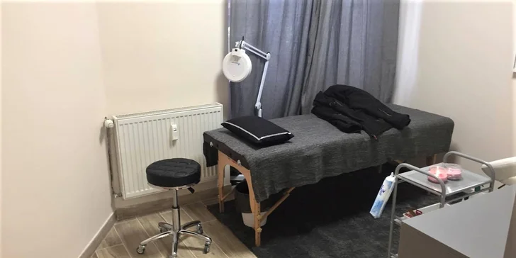 U metody „řasa na řasu“ kosmetička nalepí jednu syntetickou řasu na vaši přírodní.
