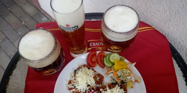 Pivní trojboj: 2 druhy Březňáka, Heineken a masová topinka k tomu