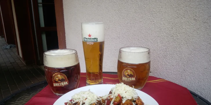Pivní trojboj: 2 druhy Březňáka, Heineken a masová topinka k tomu