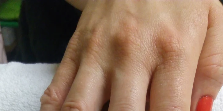 Dopřejte rukám luxus: manikúra s permanentním lakováním CND Shellac