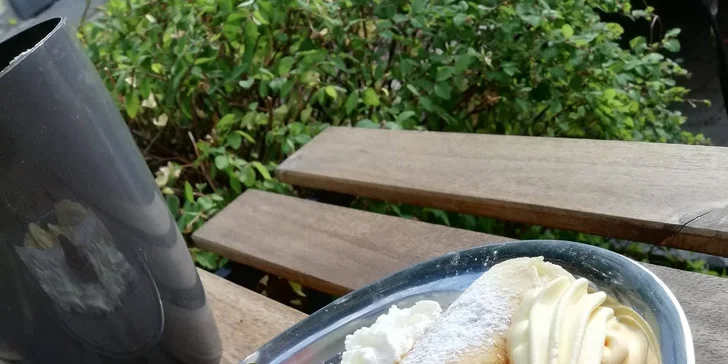 Dvě palačinky se zmrzlinou, ovocem a čerstvou šlehačkou