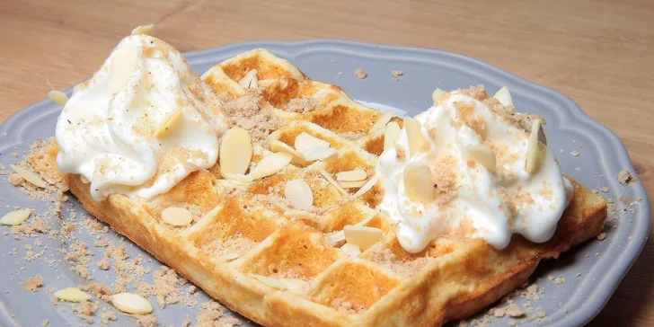 Domáce waffle s mrazeným jogurtom a mandľami