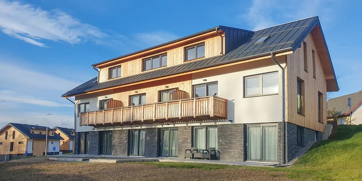 Pohodová dovolená: zcela nový apartmán na břehu Malého Lipna, předzahrádka