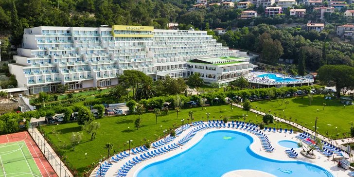 Kvarnerská riviéra: hotel přímo u moře s bazénem a polopenzí, až 2 děti zdarma