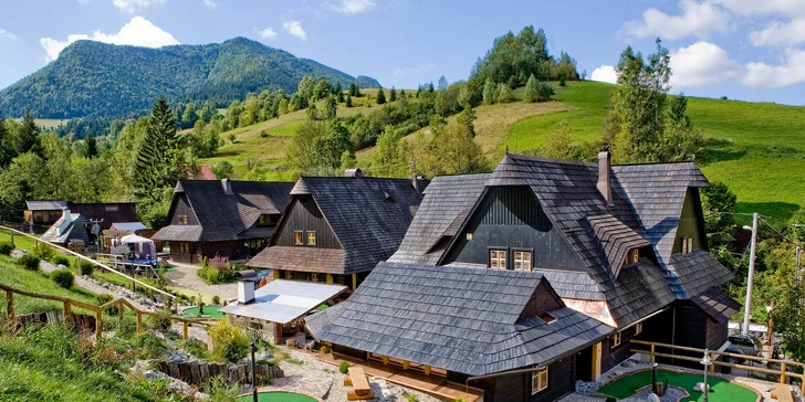 V srdci národného parku Malá Fatra, v blízkosti Jánošíkovho rodiska - Terchovej, na vás čaká parádny relax v tradičných dreveniciach, netradičný adventure golf aj široko-ďaleko známa domáca slovenská kuchyňa.