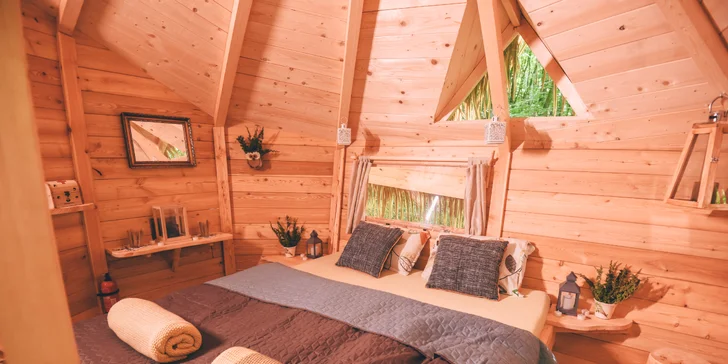 Treehousy jsou útulně zařízené (treehouse I.).