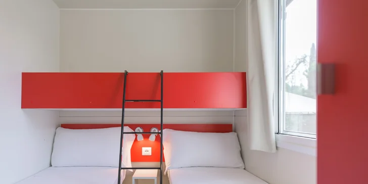 2. spálňa v domčeku Luxus 8x3 ponúka samostatné postele a prístelku.