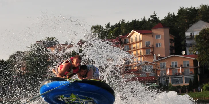 Vyzkoušíte tu i vodní sporty.