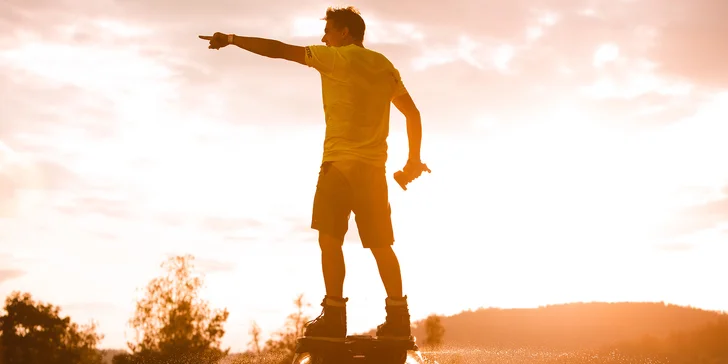 Součástí zážitku je seznámení s výbavou a školení, zapůjčení výbavy (flyboard, neopren a vesta) a představení historie flyboardu. 