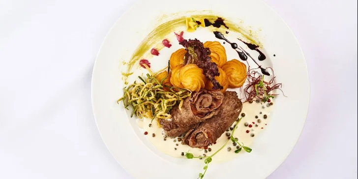 Chutné dobroty sú pripravované podľa tradičných receptúr, upravené novými stravovacími zvykmi, zaužívanými v medzinárodnej gastronómii.