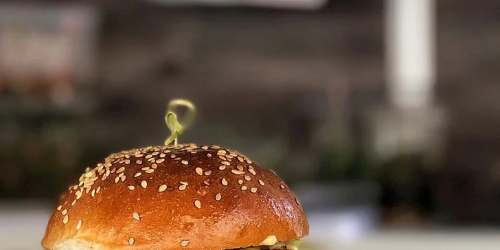 Ke každému burgeru dostanete také porci hranolků a omáčku podle výběru. 