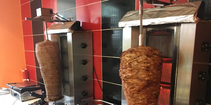 Kuřecí maso doplní feta sýr a zelenina.