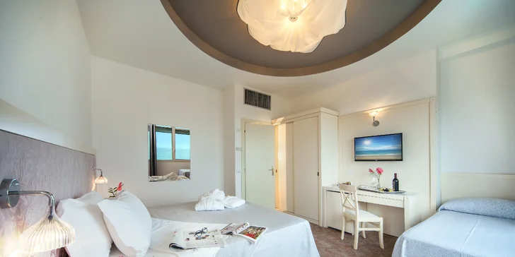 Každý pokoj má balkon, satelitní TV, minibar, trezor, vysoušeč vlasů, koupelnu s vanou nebo sprchou.