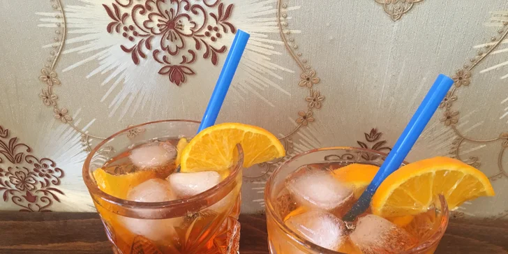 Místo si nemusíte předem rezervovat, prostě přijďte a drinky máte za chvíli namíchané. 