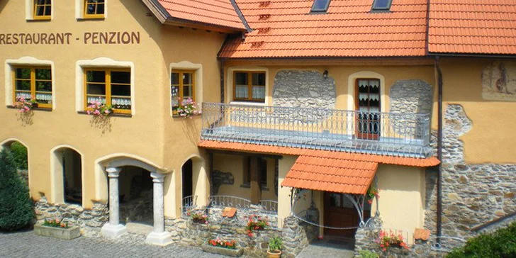 Nemanský mlýn pochází z 18. století, takže má pravou chodskou atmosféru, zároveň byl ale pečlivě zrekonstruován a opraven, a čeká vás tu tak příjemné pohodlí.