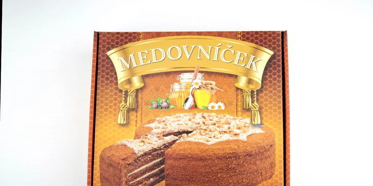 Medový dort je vyrobený ručně a s láskou.