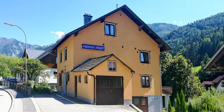 Tohle ubytovací zařízení stojí v rakouských Alpách takřka na půl cesty mezi Vídní a Lincem.