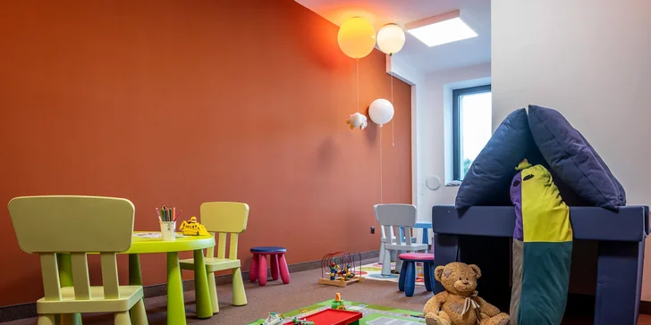 Po turistických trasách se z dá vyrážet na výlety, přímo uvnitř si užijete neomezeně wellness i fitka a herny.