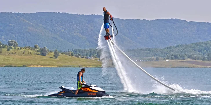 Vznášejte se nad vodou jako superhrdinové: let na flyboardu pro 1 osobu