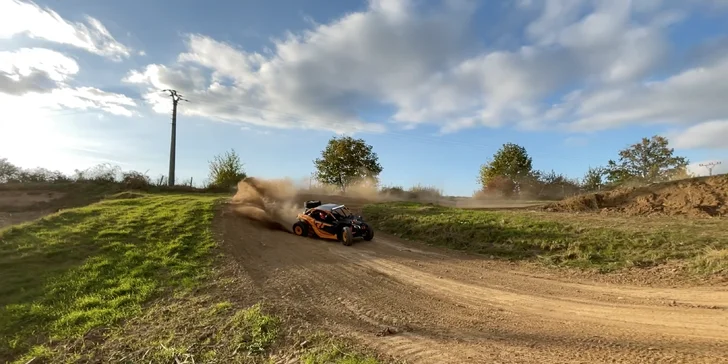 Před jízdou se i s případným doprovodem můžete s buggy vyfotit.