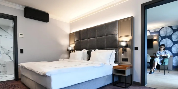 Ak pôjdete aj s deťmi, vyberte si izbu Deluxe Suite, ktorá ponúka oddelenú spálňu s manželskou posteľou a obývaciu izbu s rozkladacou pohovkou.