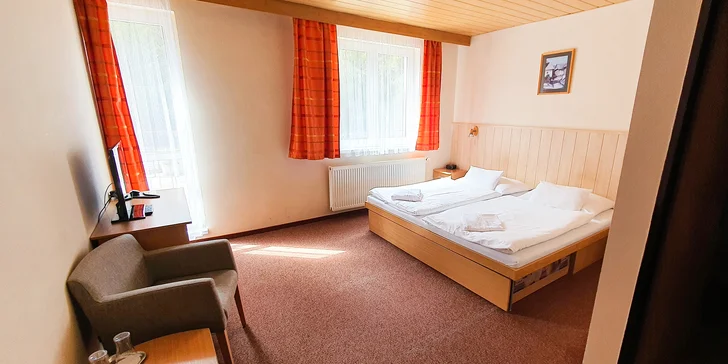 Nájdete tu všetko, čo potrebujete k parádnej dovolenke – komfortné izby a apartmány, vynikajúcu gastronómiu, wellness centrum aj tenisové kurty, detské ihriská a herňu.