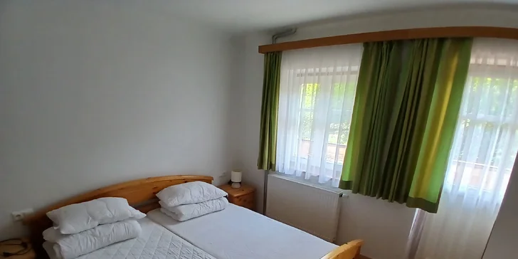Součástí je i ložnice se čtyřmi lůžky.