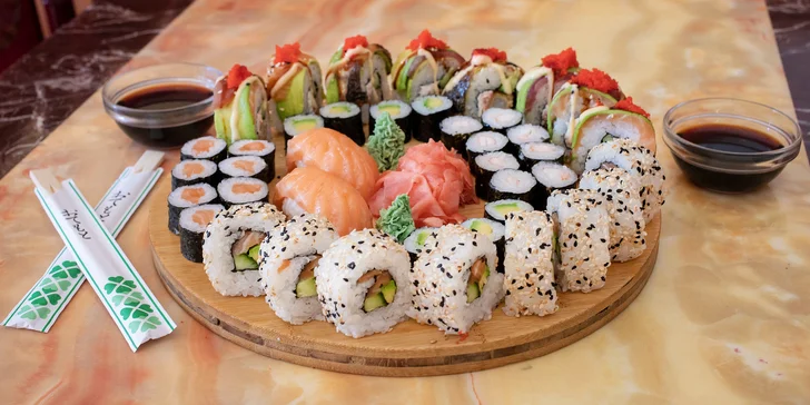 Nabité sushi sety s lososem, tuňákem i smaženou krevetou: 24 až 52 rolek