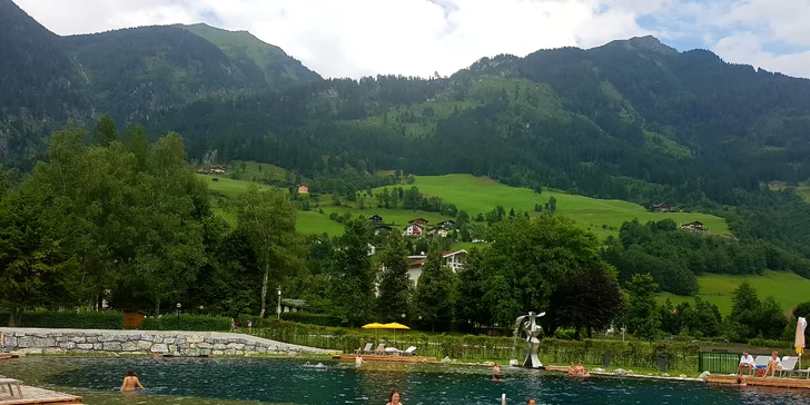 V obou lokalitách je mnoho možností letních aktivit (na fotografii termální jezero v Alpen Therme Bad Hofgastein).