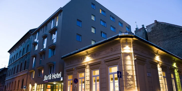 Hotel je situován v klidné části města, ale v docházkové vzdálenosti od turistických lákadel.