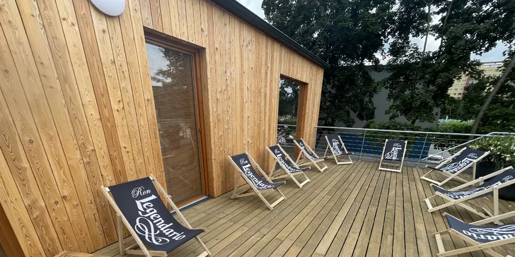V Beach Klubu Ládví je i 18 kurtů na plážový volejbal, obří trampolína, stolní tenis, dětské hřiště a další atrakce. 