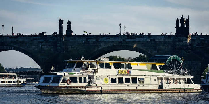 Preplavte sa okolo preslávených pamiatok ako Karlův most, Pražský hrad či Národné divadlo.