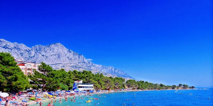 Polopenze se podává v restauraci Šebin, která je vzdálená cca 400 m od vily.