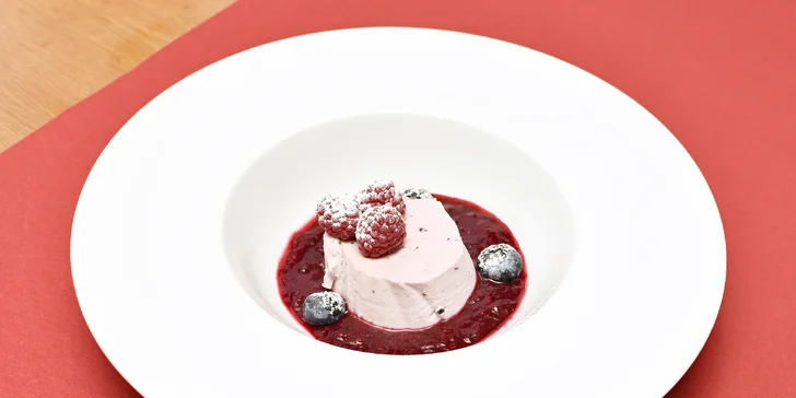 Na závěr se podává panna cotta s omáčkou z lesního ovoce.