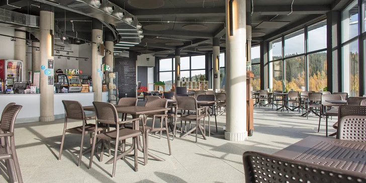Každé ráno pro vás bude připravena snídaně formou bufetu v panoramatické hotelové restauraci a dobroty vás čekají i večer. 