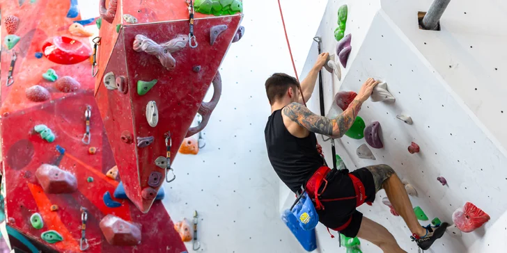 Leziem, lezieš, lezieme! Poďte si po parádny športový aj adrenalínový zážitok na lezeckú stenu K2