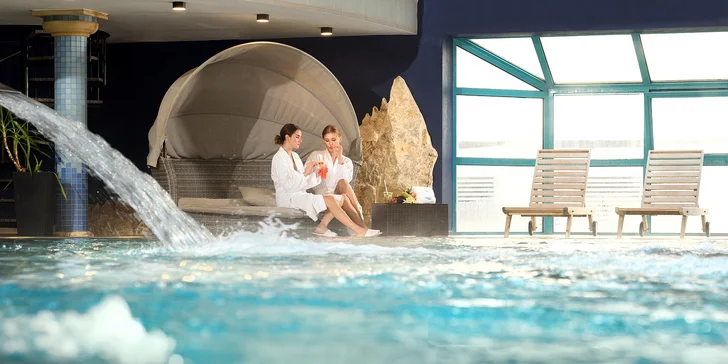 Celodenný AQUAPARK PACKET zahŕňa celodenný vstup do relaxačnej a zábavnej zóny s 13 bazénmi, 350 atrakciami a toboganmi