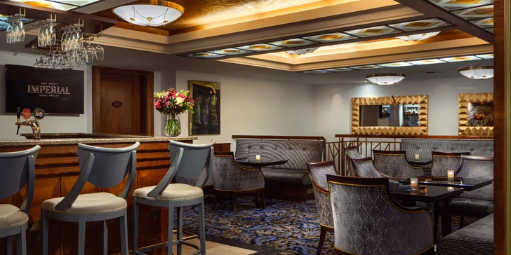 Snídaně se podávají ve slavném Café Imperial.