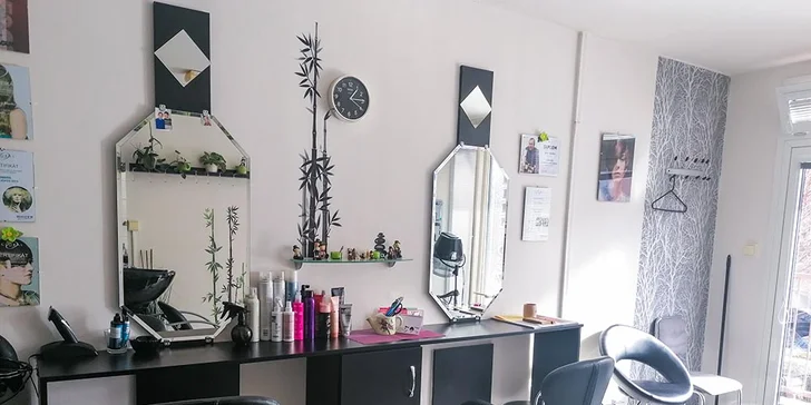 Usedněte do pohodlného křesla v salonu Blade na pražských Hájích.