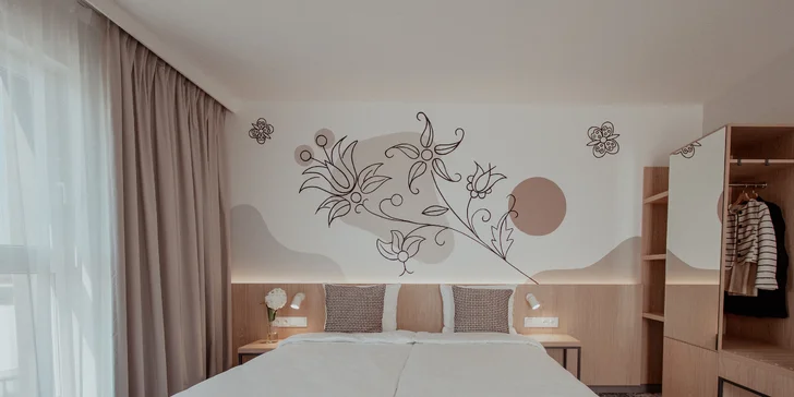 Hotel se pyšní elegantním a minimalistickým designem s důrazem na přírodní materiály a teplé barvy.
