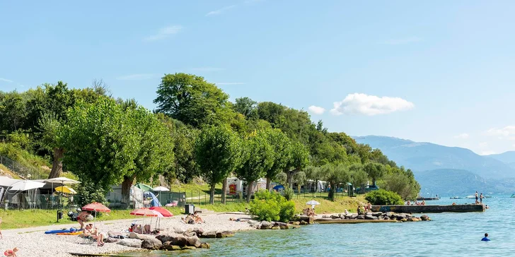 Po vodní hladině to můžete brázdit i na kajaku, vodních lyžích či šlapadle, nemluvě o možnosti vyzkoušet windsurfing. 