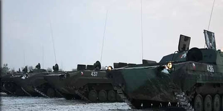 Čeká na vás BVP-1, obojživelné sovětské bojové vozidlo.