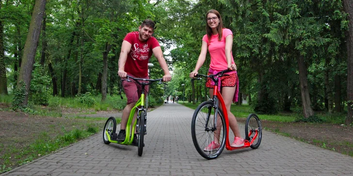 Půjčit si můžete také koloběžky Kostka a vyrazit na cyklostezku podél Vltavy.