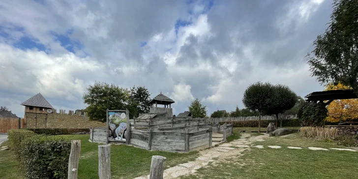 Hned vedle hotelu je vyhlášen Archeoskanzen Modrá.