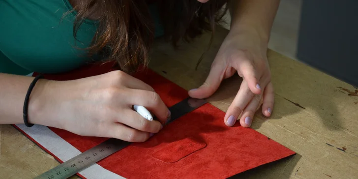 Luxusní dámské psaníčko z kůže s podšívkou.